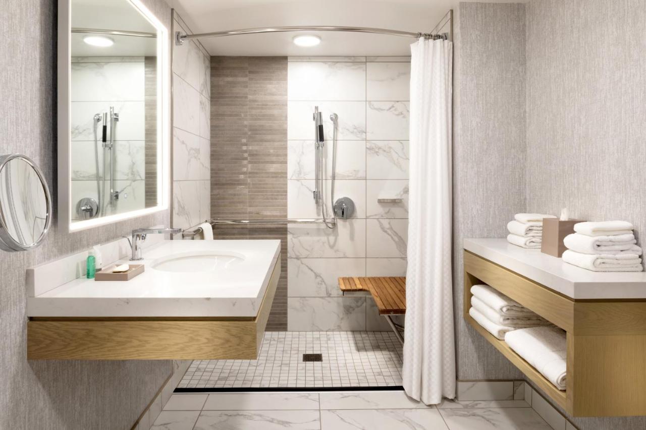 Traditional King Room - Hearing Accessible