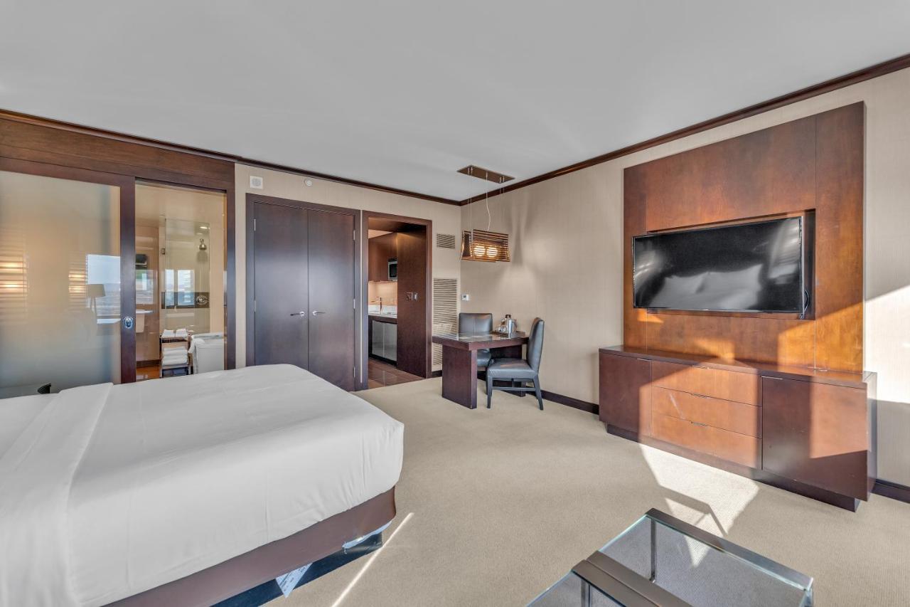 King Suite Pool View