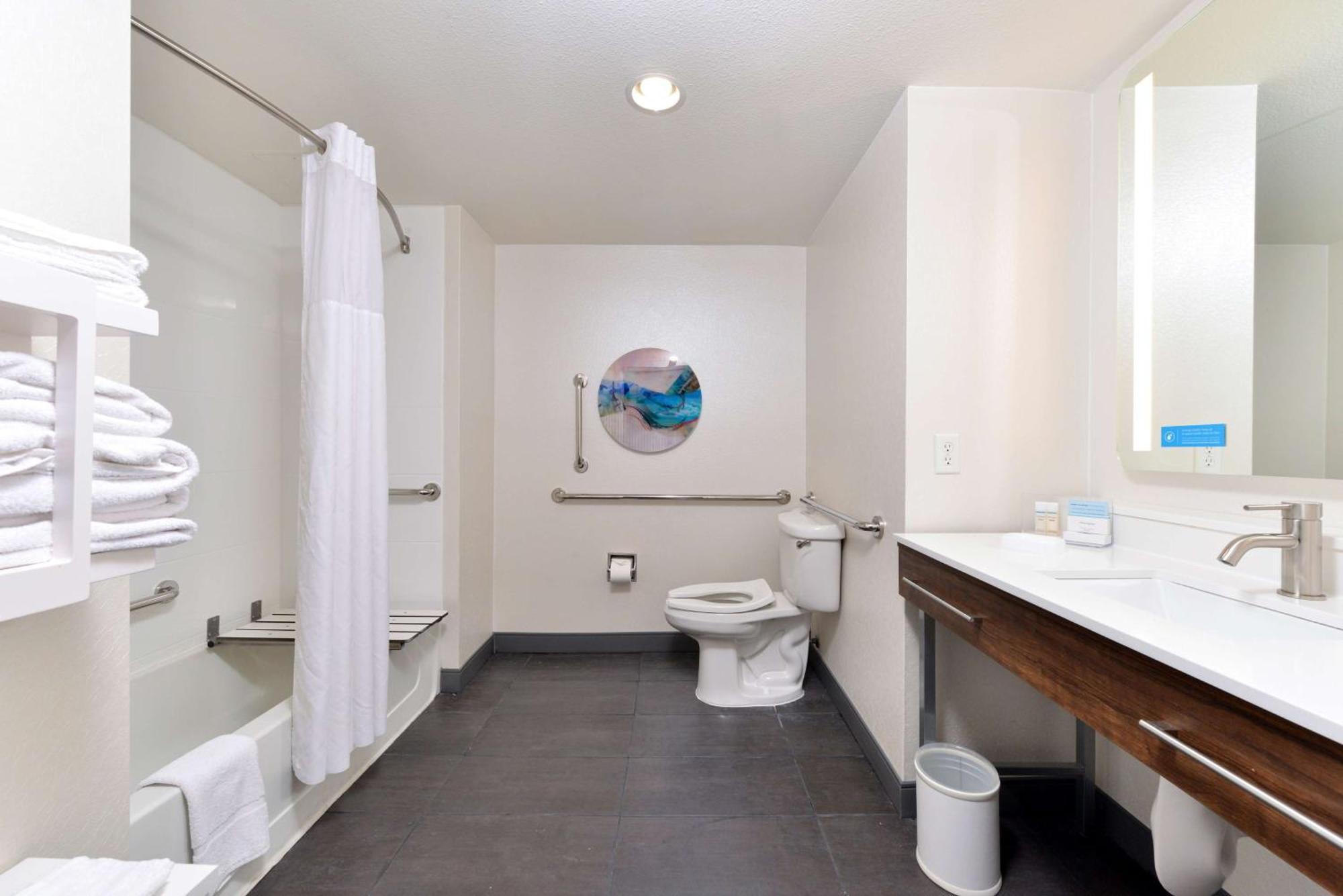 King Room Accessible Tub Mobility Hearing Access or Non-Smoking