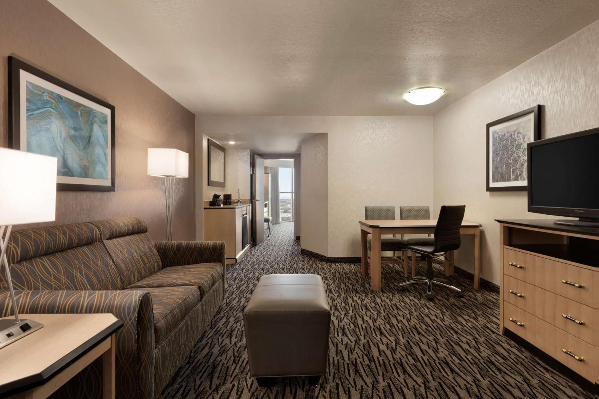 Two-Room King Suite with Balcony,1551970354:JPEG