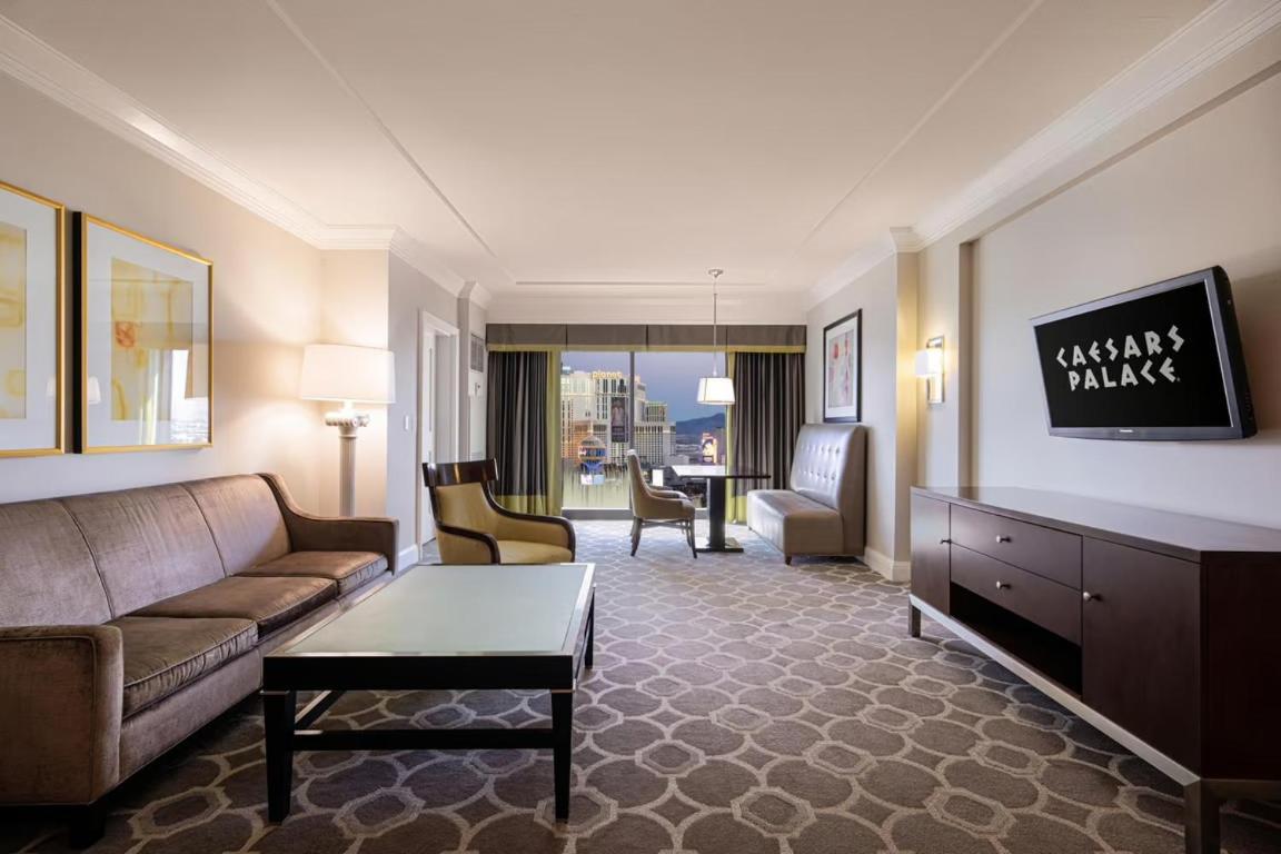 Octavius Executive Suite 1 King Bed 2 Queen Bedroom