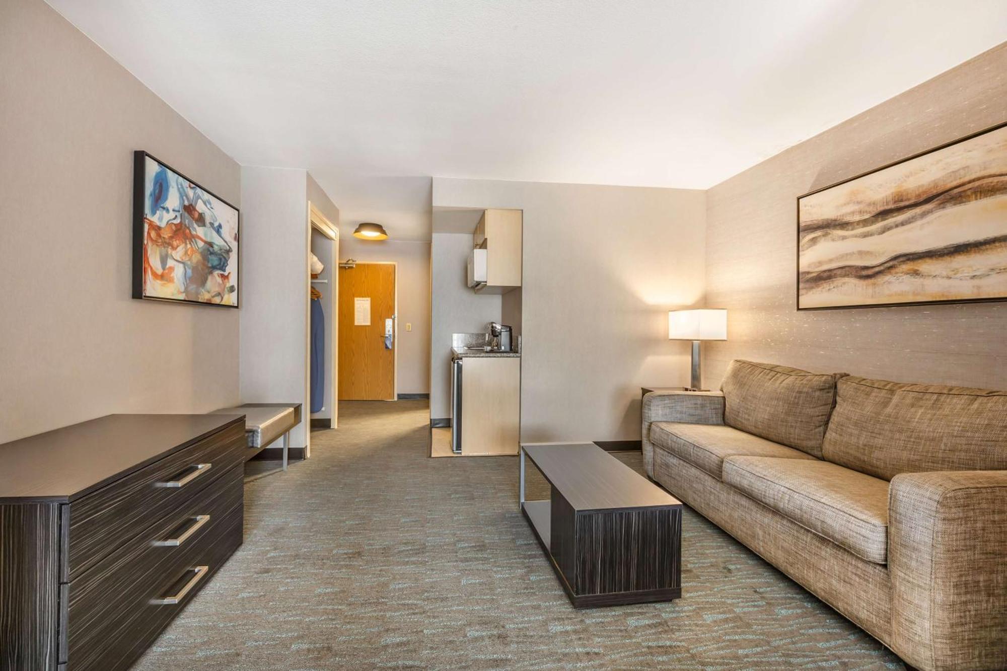Queen Suite two Queen Beds One Sofa Bed Non-Smoking
