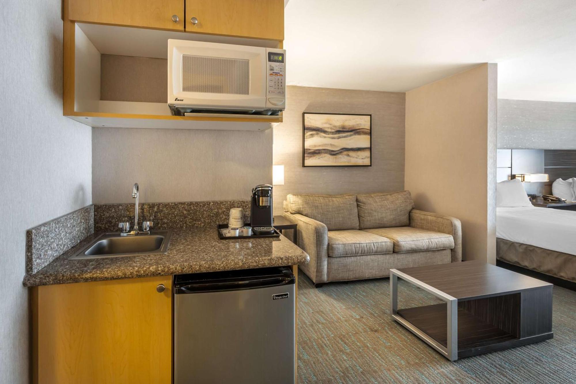Queen Suite two Queen Beds One Sofa Bed Non-Smoking
