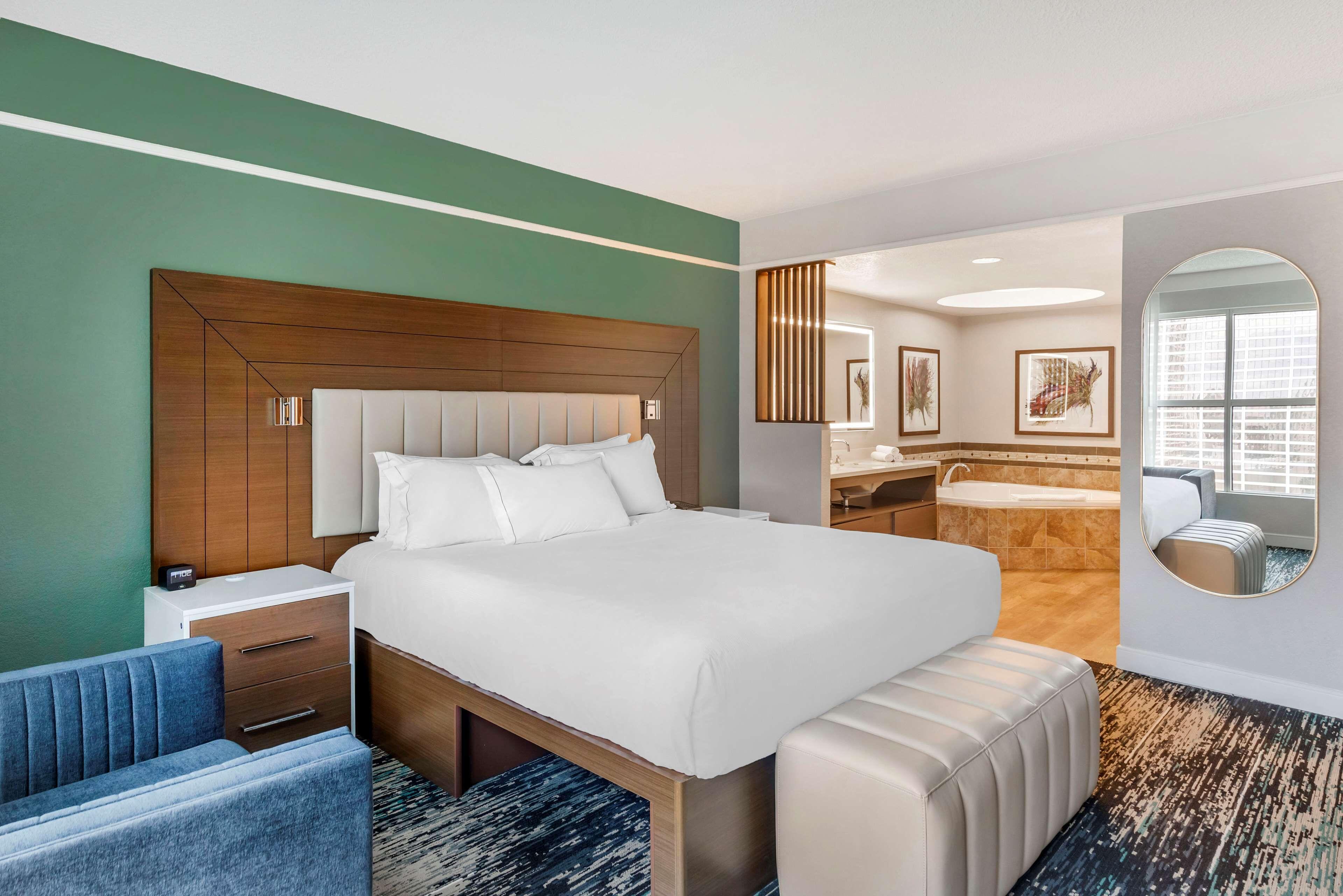 One-Bedroom King Suite