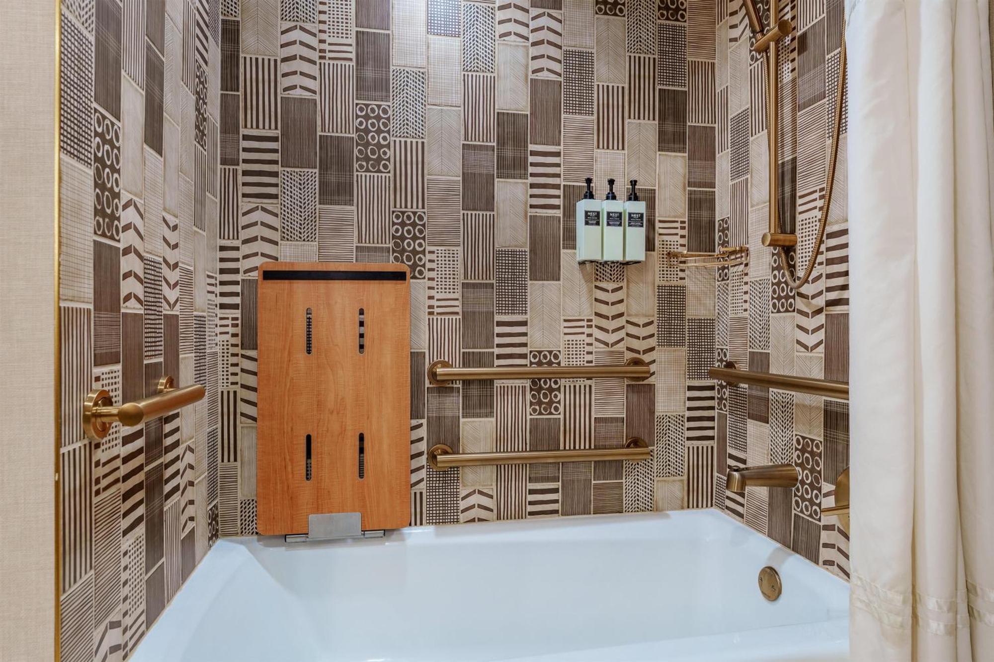 Remodeled 1 Bedroom Premier Suite 2 Queen Beds High Floor Accessible Roll-in