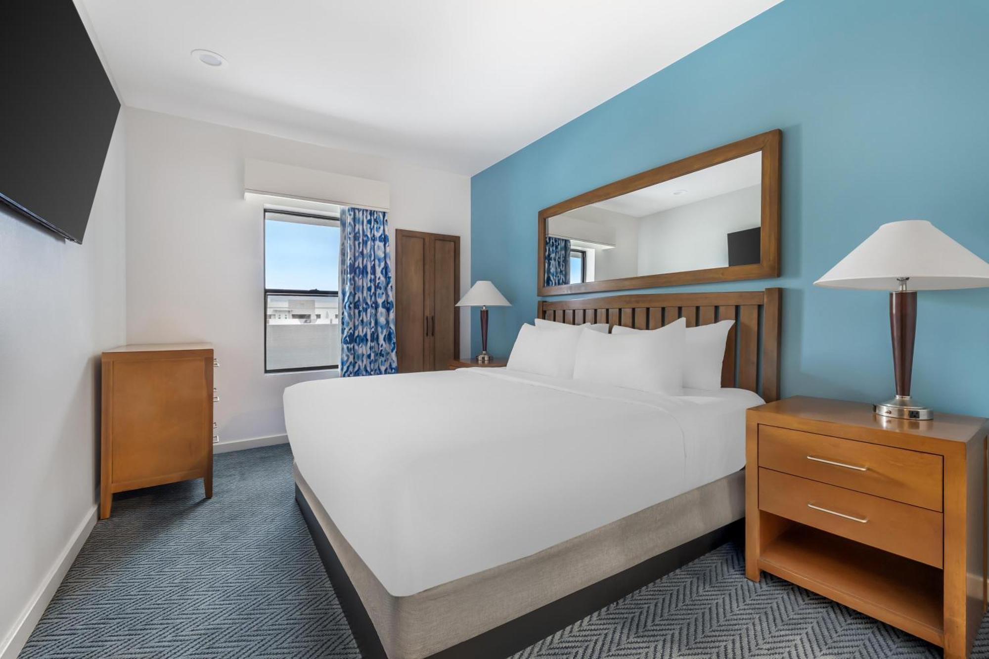1 BEDROOM 1 KING SUITE ACCESSIBLE TUB,1758295291:JPEG