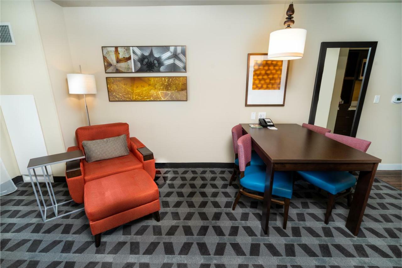Studio 2 Queen Beds Corner Room