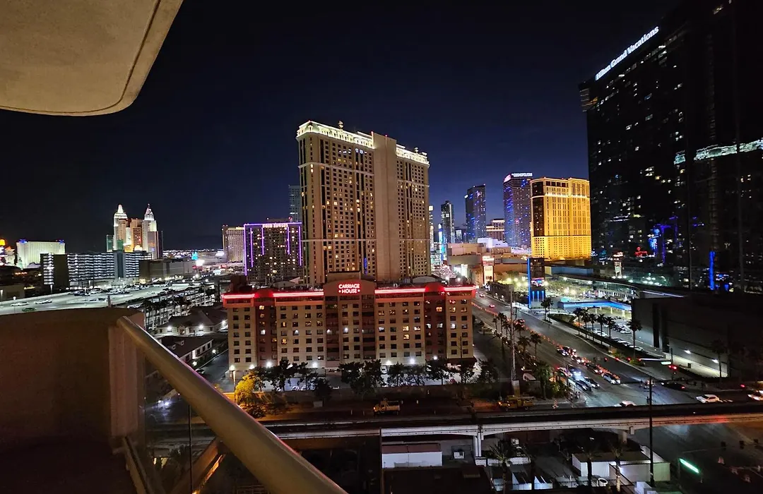 Strip & Sphere View - Separate Living Room - 2 Full Bath - Full Kitchen - Balcony - 900 Sqft - Mgm Signature-1