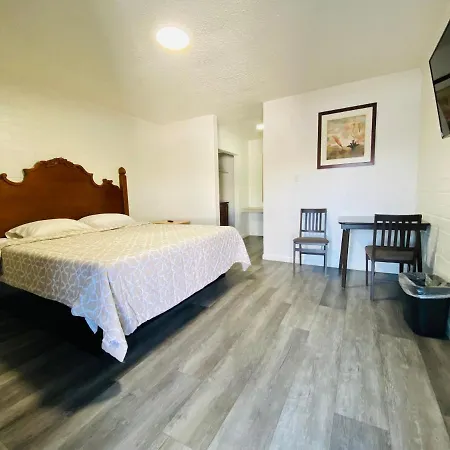 Lucky Cuss Motel-3
